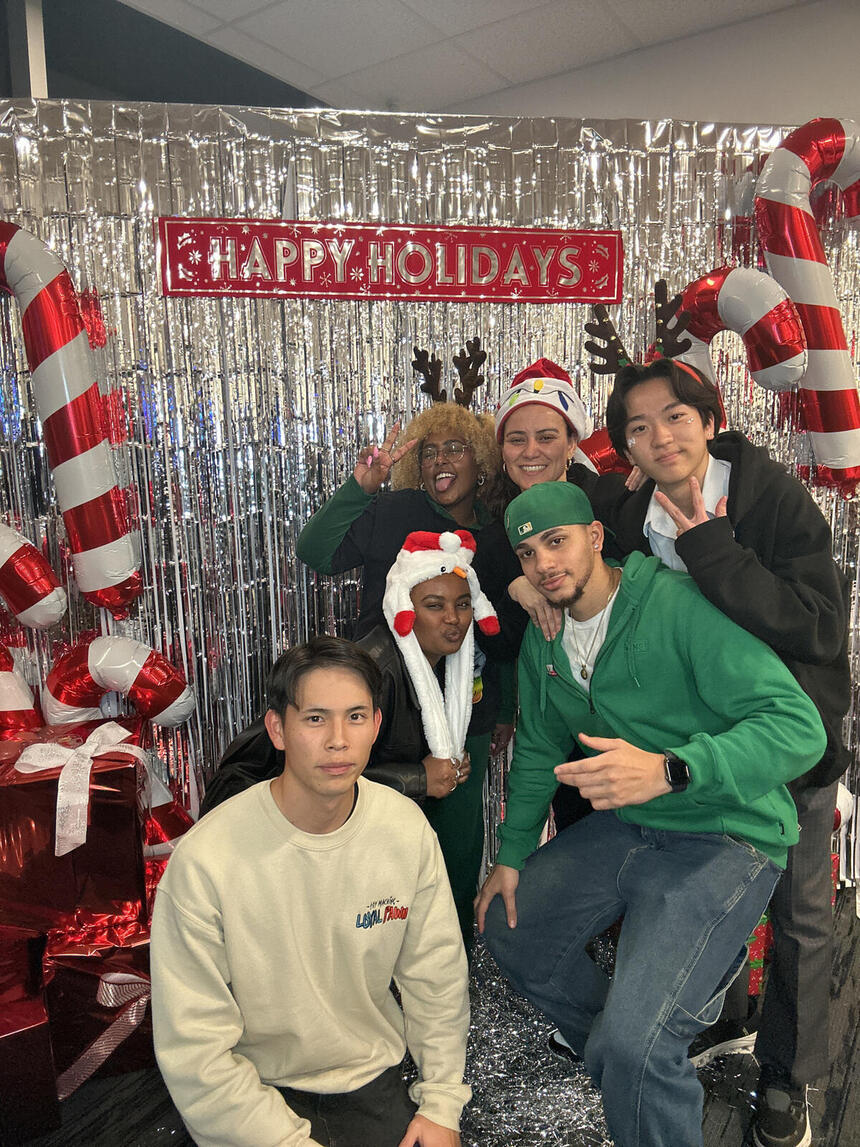 留学に行った生徒が現地の友達と一緒に撮った写真