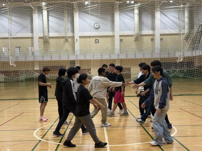 バスケの試合開始！握手の様子