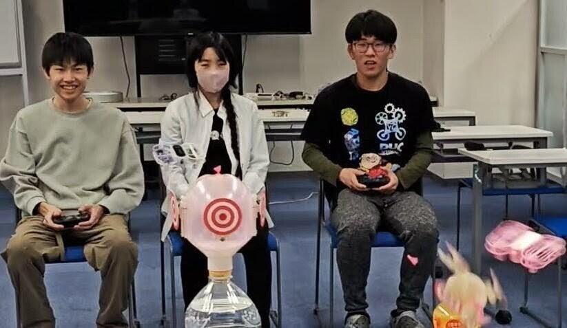 ドローンでバルーンを割る生徒