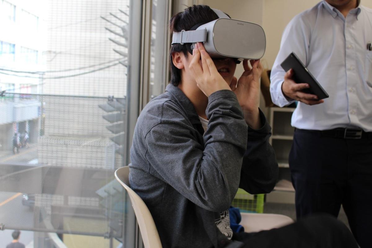 VRで江の島を散歩する生徒