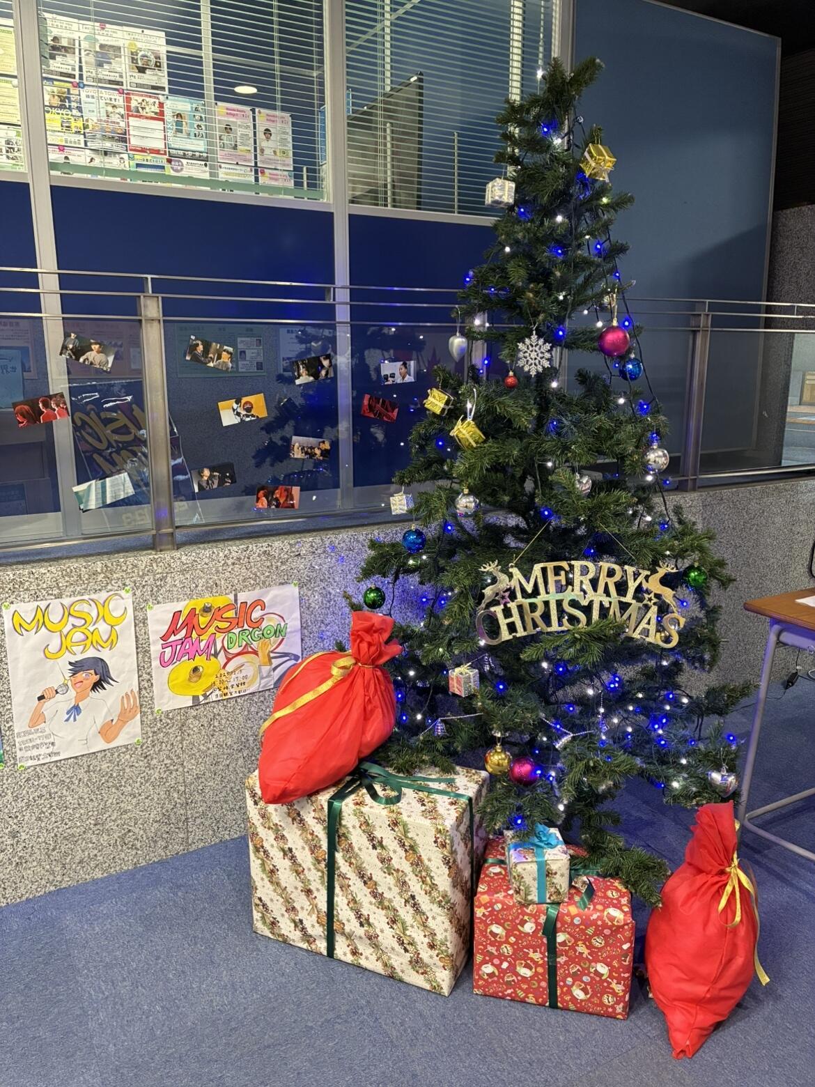 生徒が作成したクリスマスツリーを飾っています