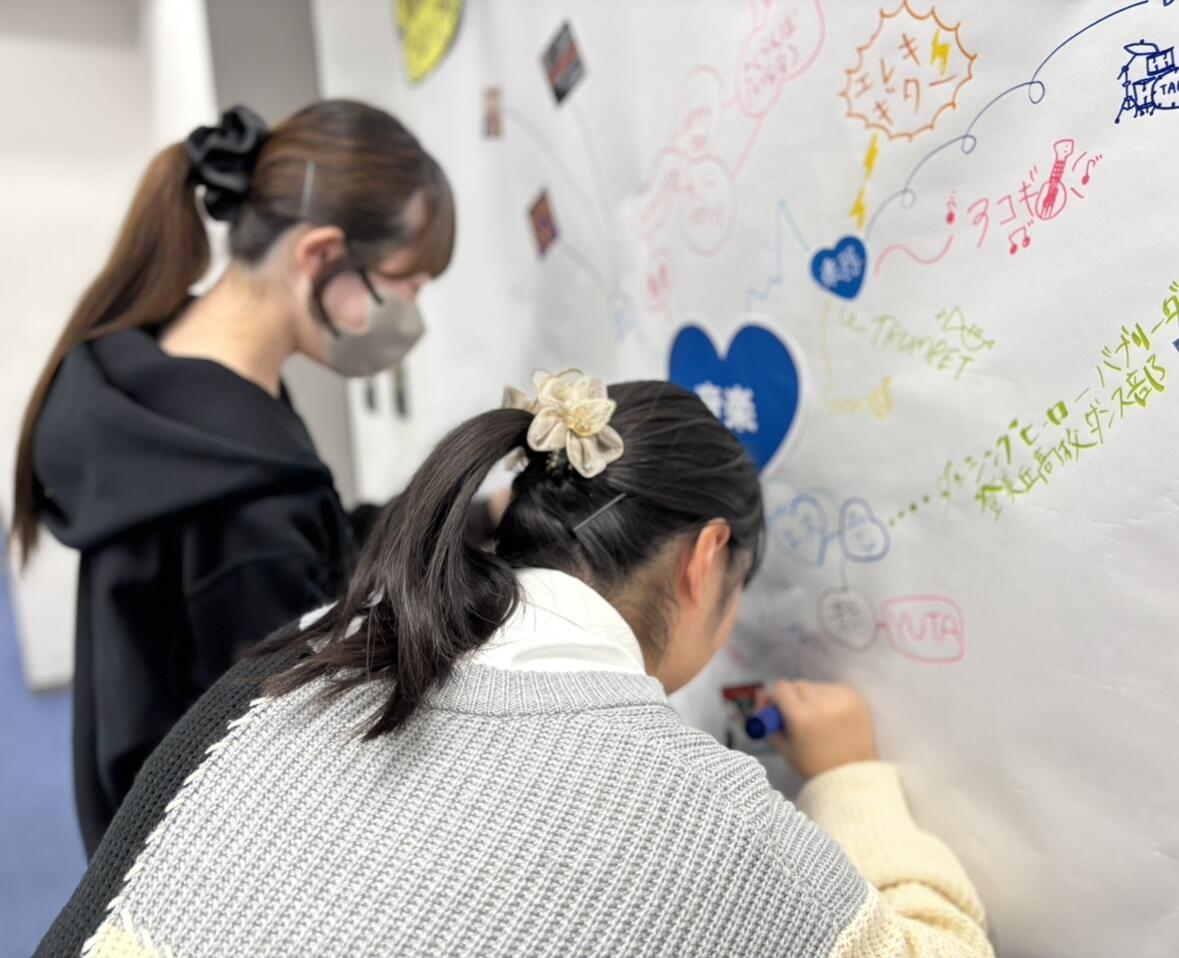 生徒が意気込みを記入している様子