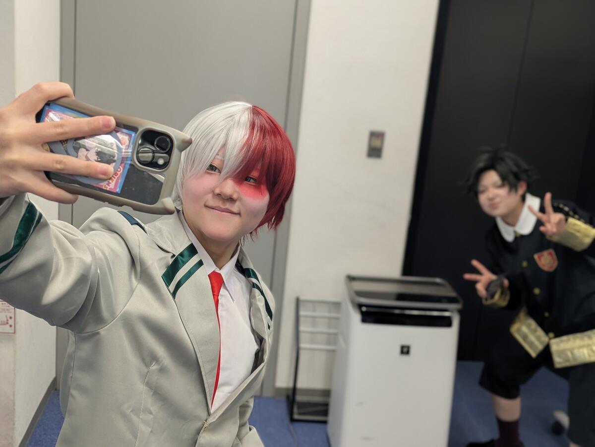 コスプレを一緒に楽しんでいる生徒