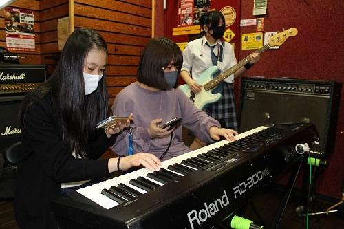 スタジオで音楽体験する生徒