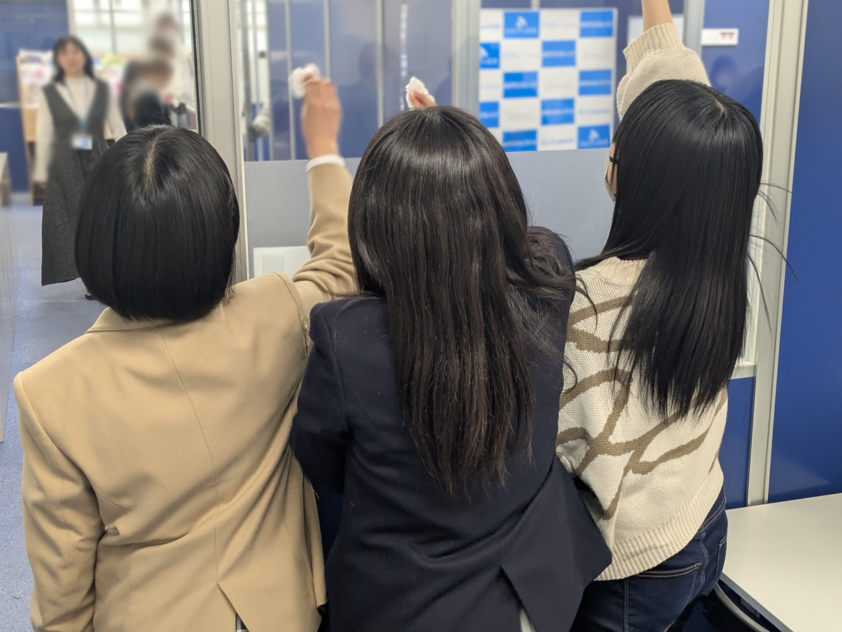 生徒が教室の窓を掃除している様子