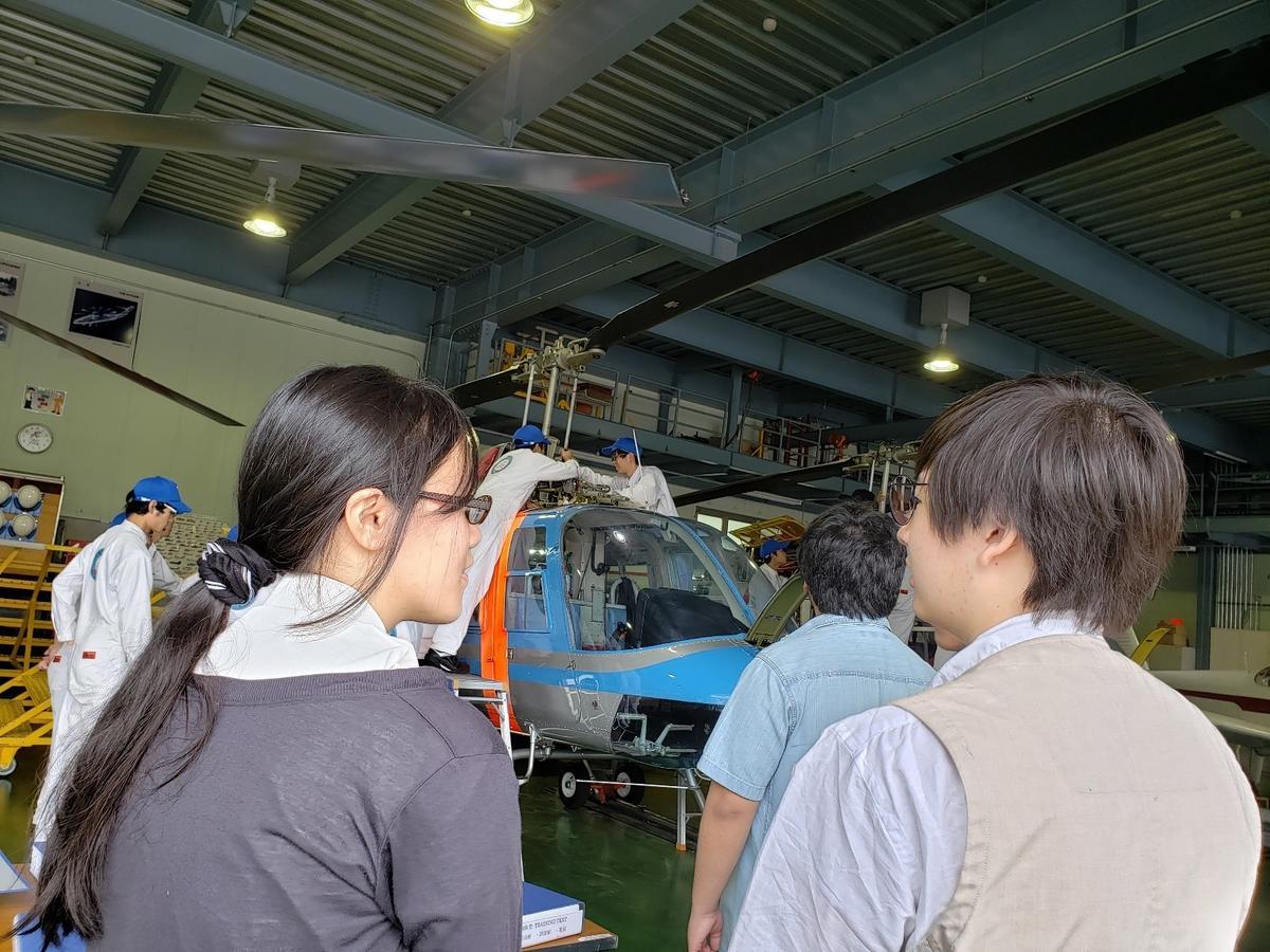 生徒たちは間近に見る航空機や特殊車両に大興奮