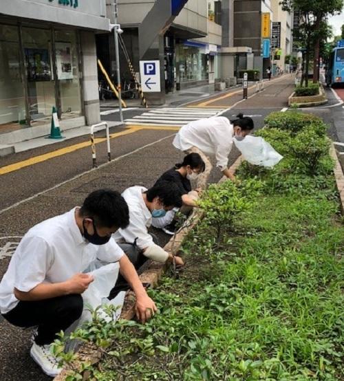 ごみ拾いをする生徒