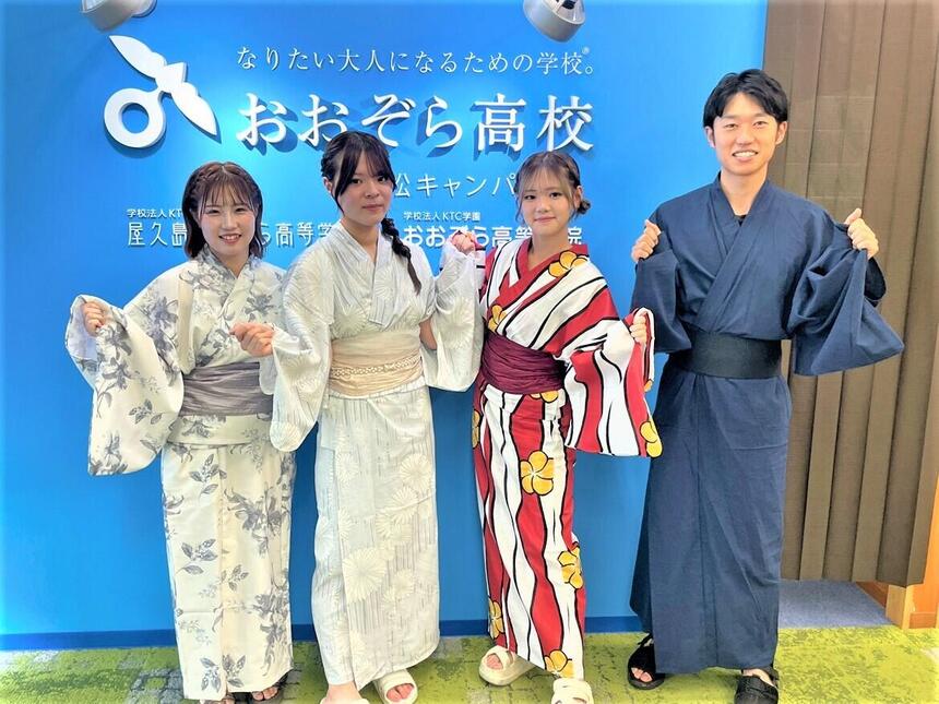 浴衣を着た生徒
