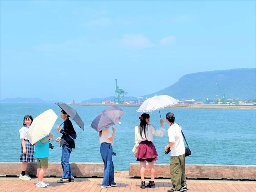 海をながめる生徒