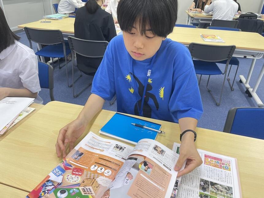 進路説明会に出席する生徒