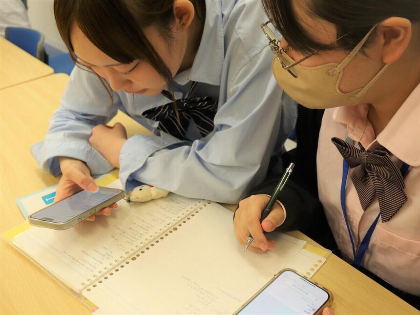 レポート課題のための勉強をしている生徒