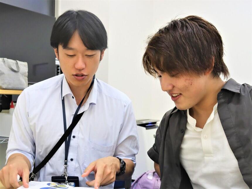 マイコーチとKTCみらいノート®を見る生徒