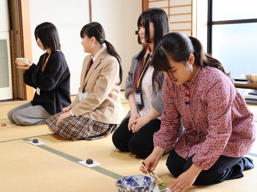 茶道する生徒