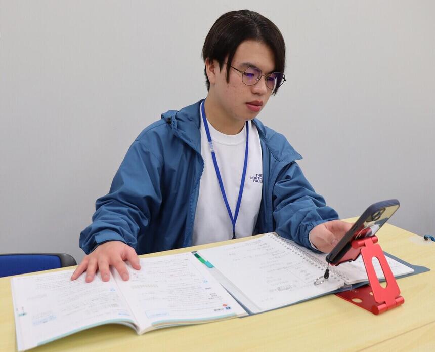 レポート課題のための勉強をしている生徒