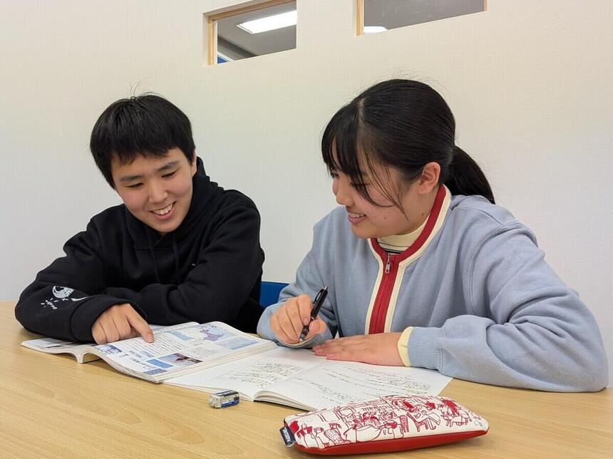 キャンパスで過ごす生徒の写真