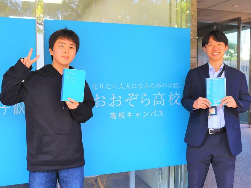 コーチと写真をとる生徒