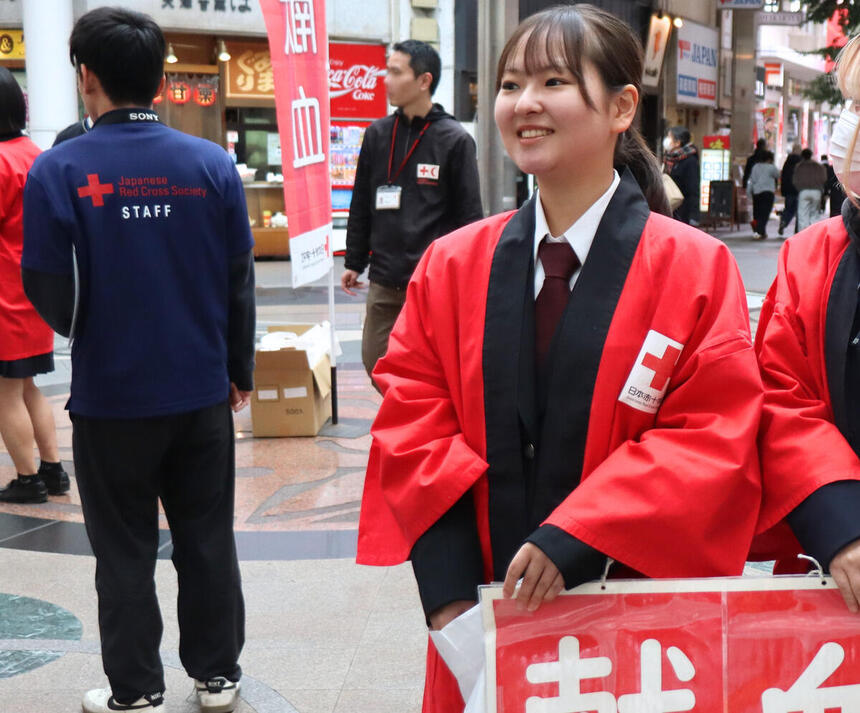 献血のボランティアに参加した生徒