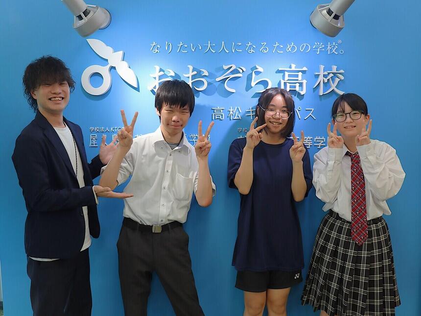 ボード前でインタビュー生徒3名とコーチが写っている写真