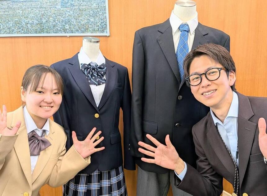 制服を紹介してくれてる女子生徒とコーチが笑顔で写っている写真