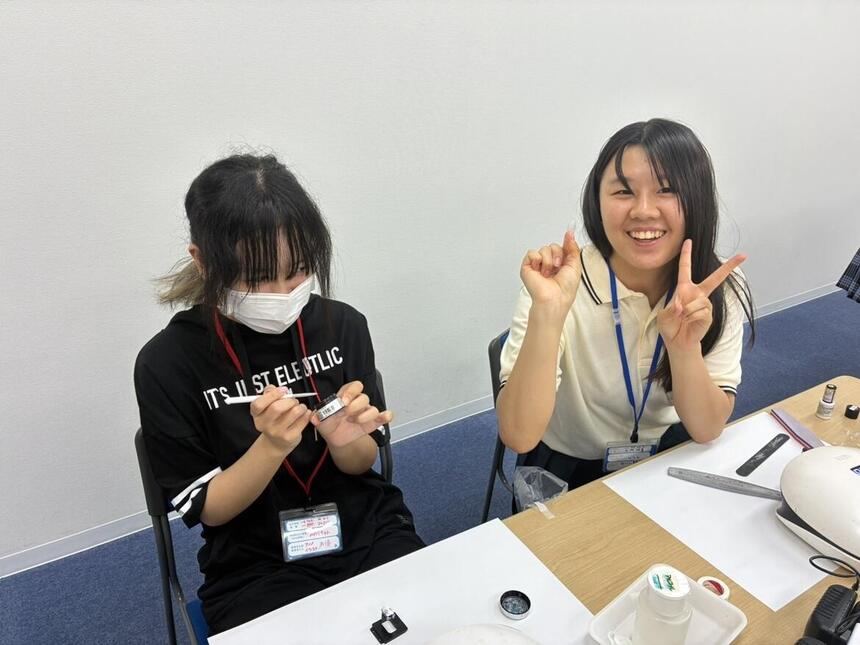 ネイルに参加をしている女子生徒二人が写っている写真