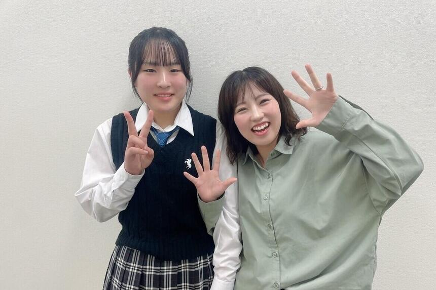 インタビューに答えてくれた女子生徒とコーチが笑顔で写っている写真