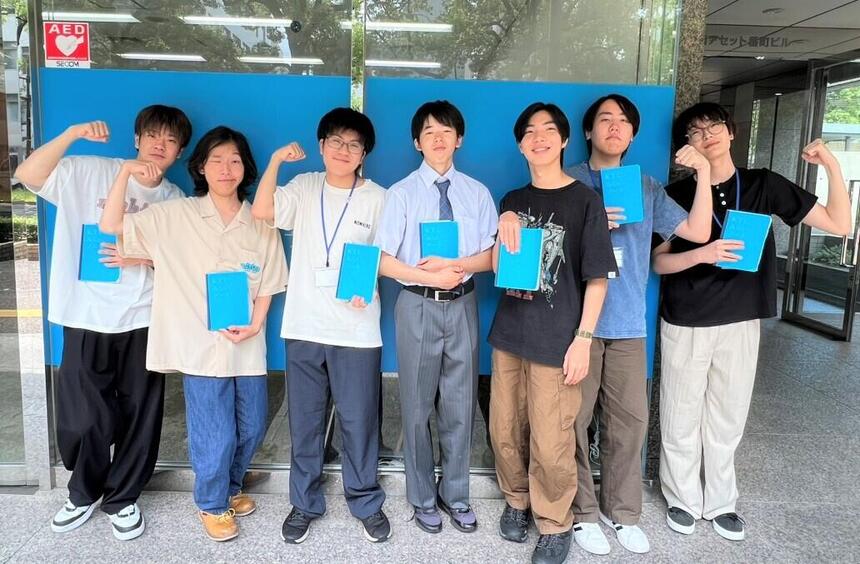 2年生男子生徒7名がみらいノート®を持って笑顔で写っている写真
