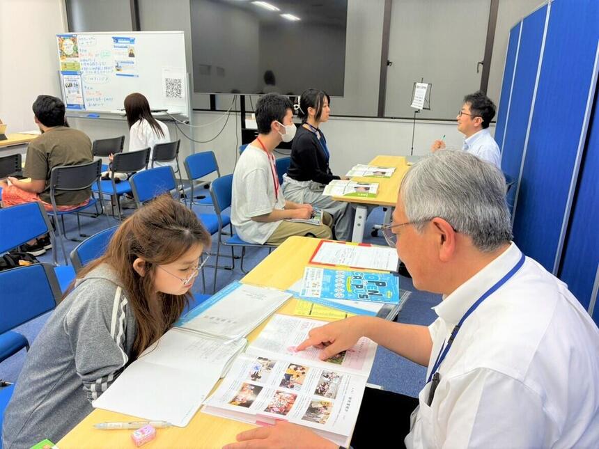 進路ガイダンスに参加し、学校の説明を聞く生徒が写っている写真