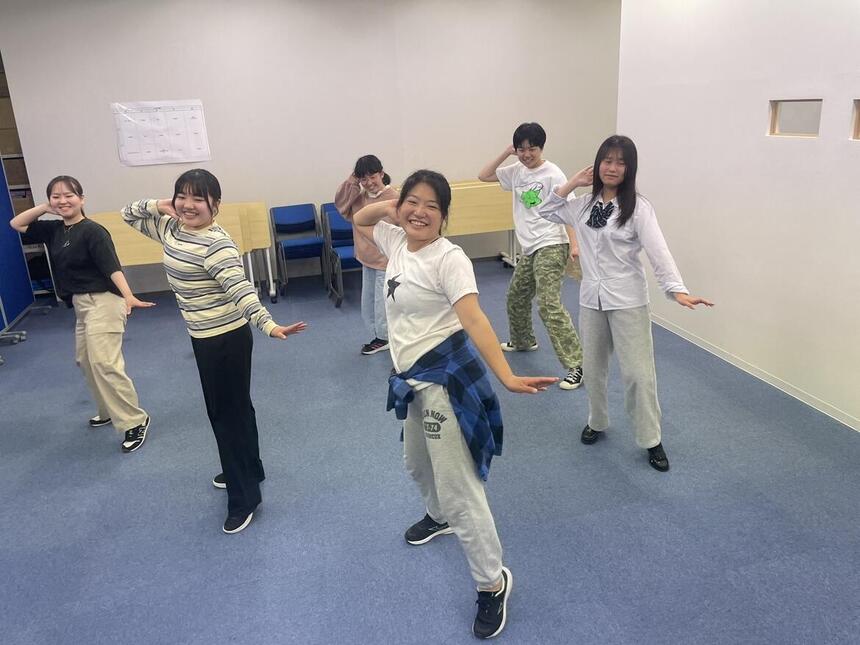 みらいの架け橋レッスンで笑顔で踊るプロの講師と生徒
