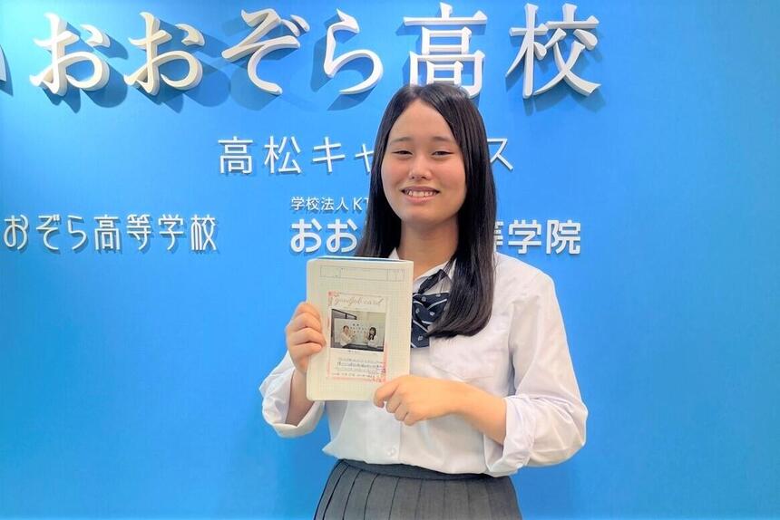 インタビューに協力してくれた在校生の先輩コーチがボードの前で写っている写真