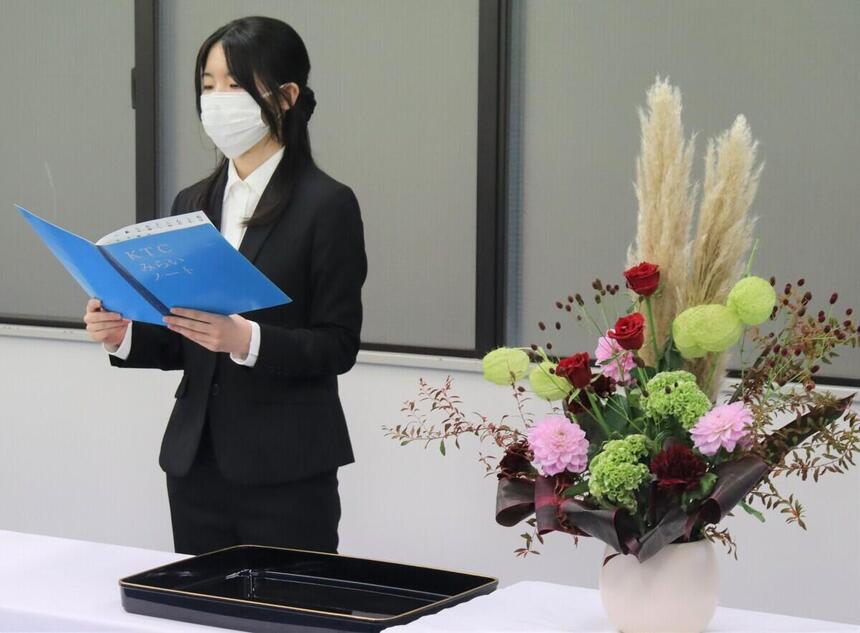 キャンパスでの卒業式で代表挨拶を読む生徒の姿