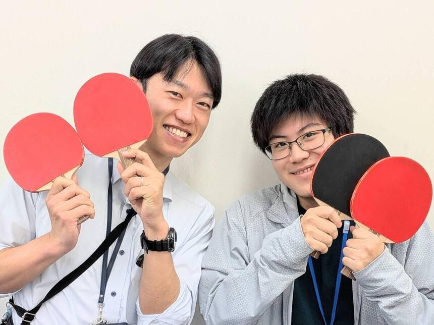 キャンパスの教室で生徒とマイコーチが笑いあっている写真