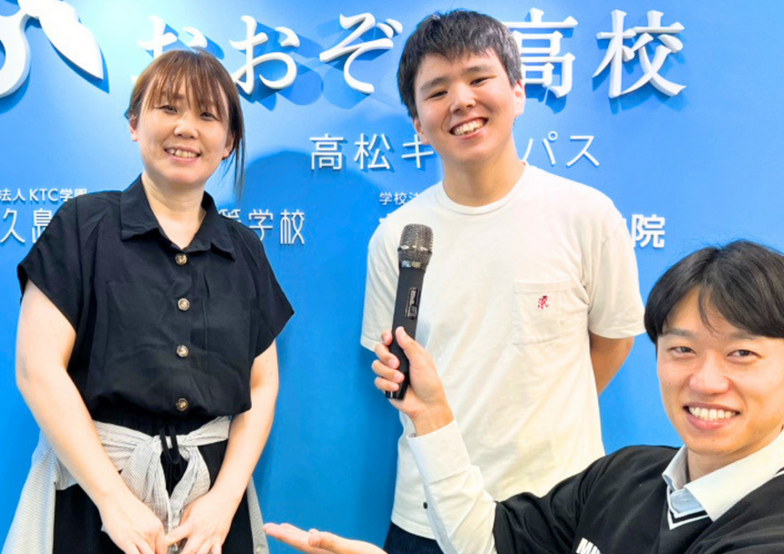 キャンパスで楽しそうに笑いあうマイコーチと生徒にインタビューするコーチの様子