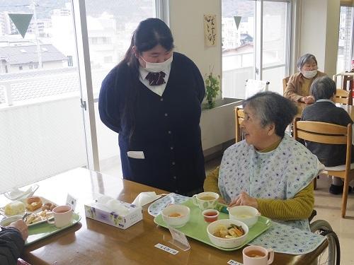 香川短期大学講師に学ぶ特別みらいの架け橋レッスン「介護」の様子