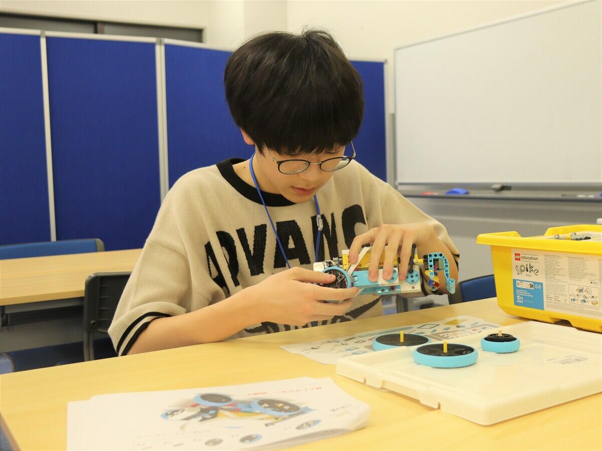 ロボットを作成している生徒