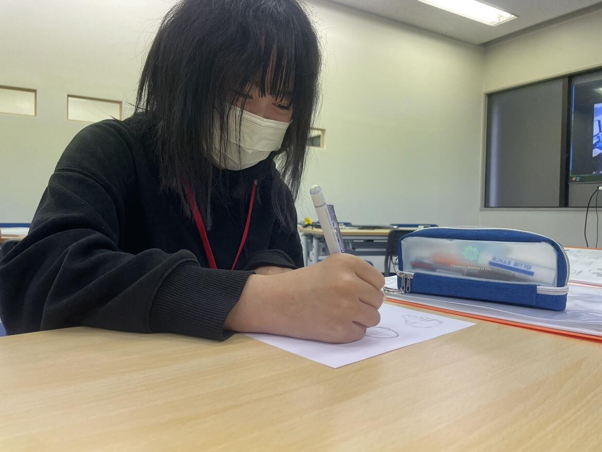 課題に取り組む生徒