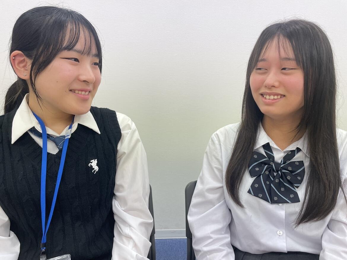 インタビューに答えてくれた女子生徒と友だち