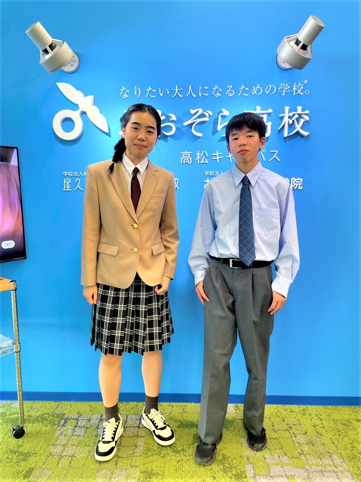 自分の好きな制服を選んで登校している生徒