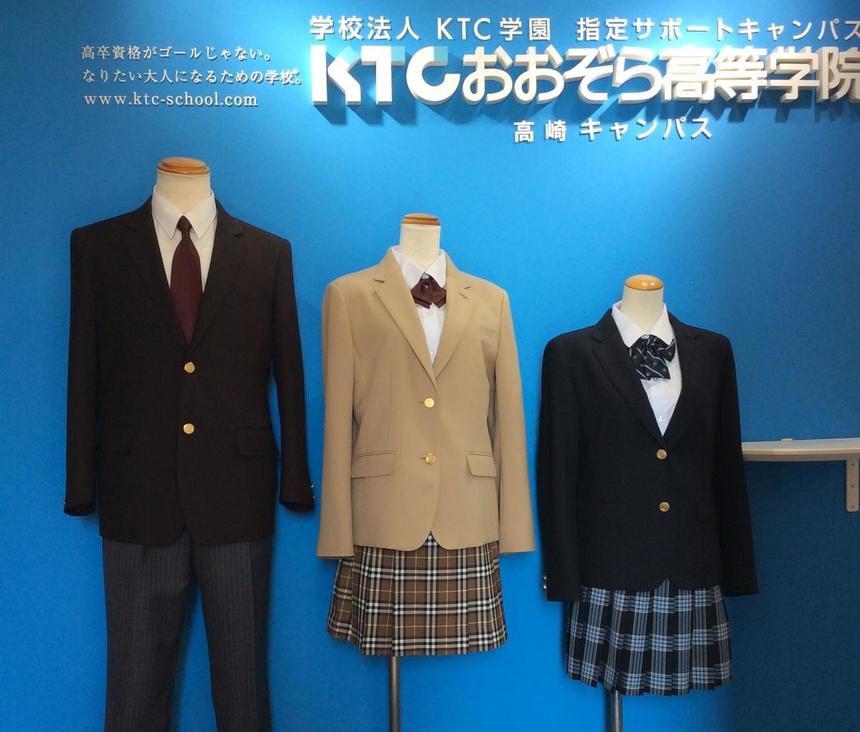 高崎キャンパス入口に飾られた制服（基準服）