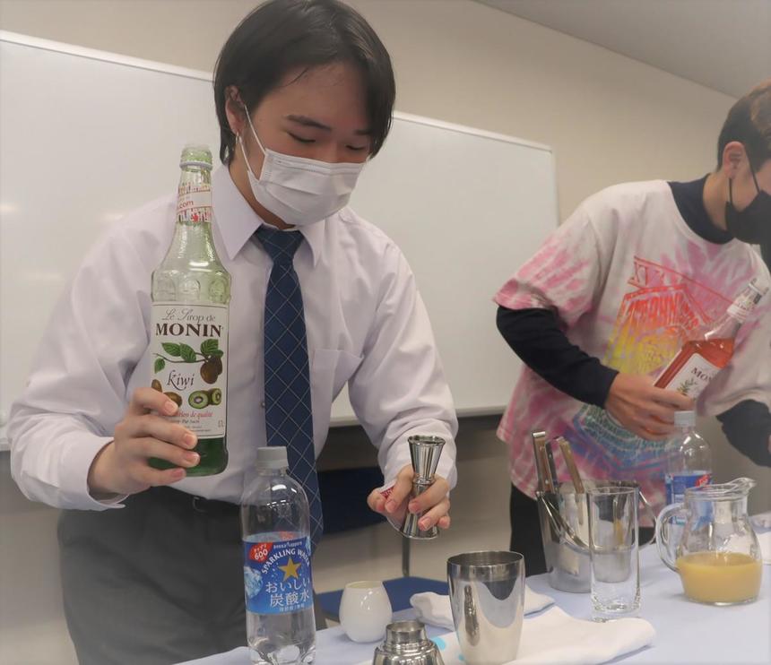 ノンアルコールカクテル作りを体験してホテルバーテンダーの技術を学ぶ生徒