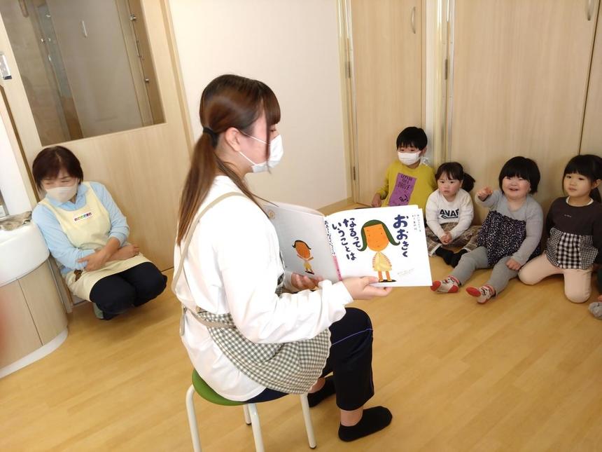 絵本の読み聞かせをする子ども・福祉コースの生徒