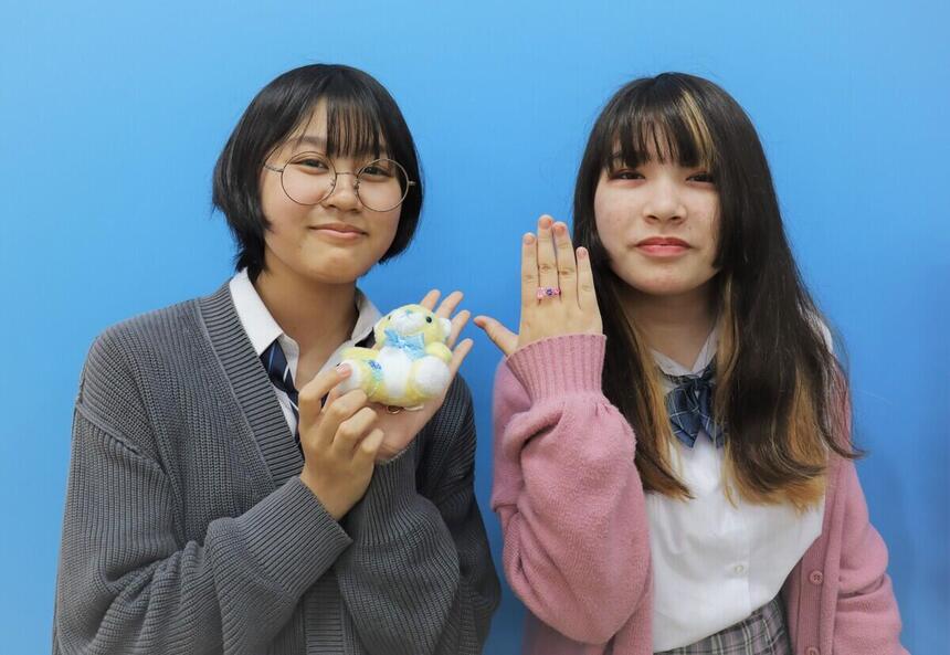 みらかけ推し活グッズ制作にて作った作品を持つ生徒の写真。