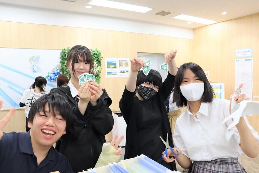 七夕掲示の飾りつけ中の写真