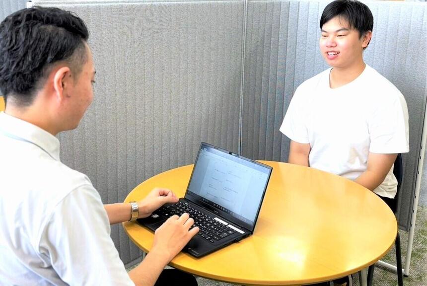 大学受験に向けて面接練習をする生徒とマイコーチ