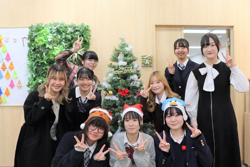クリスマスツリーの前で集合写真