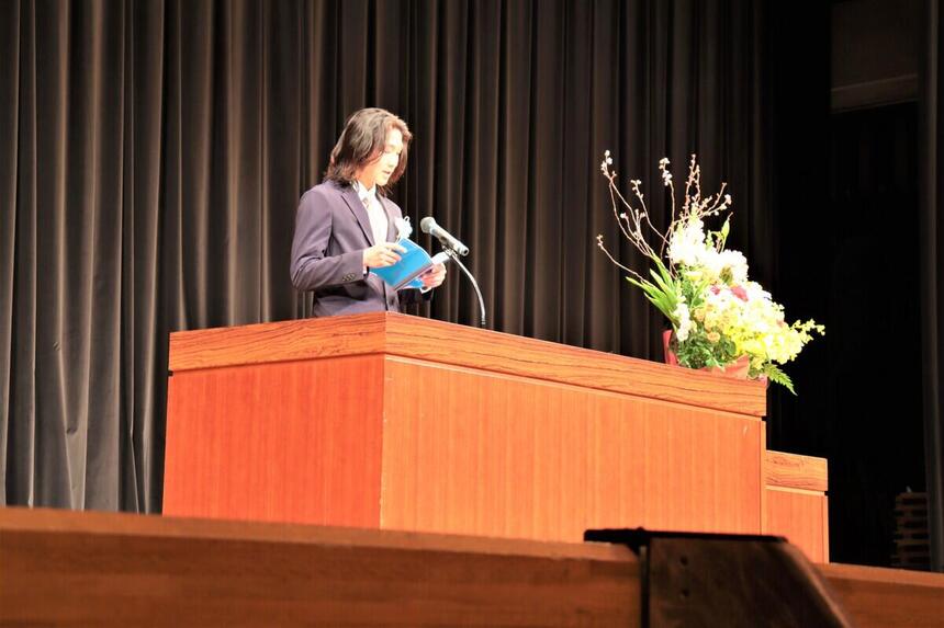 なりたい大人宣言を発表しているハルナクラス代表男子生徒