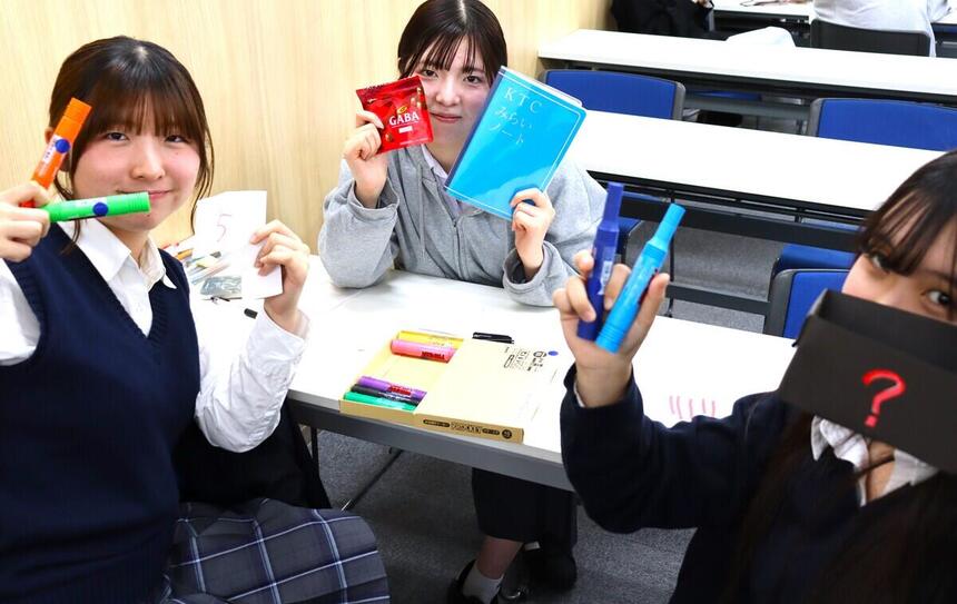 新入生歓迎会の準備をする先輩の様子