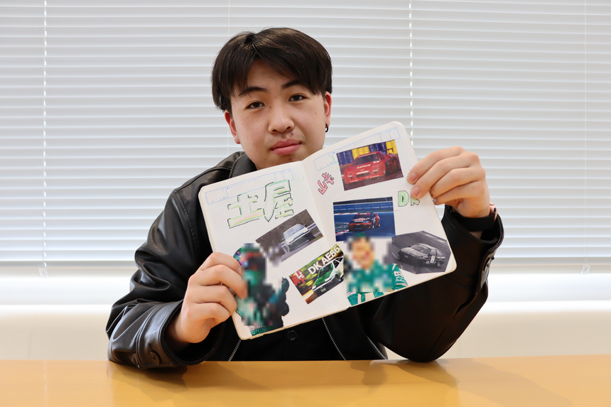 みらいの架け橋レッスン®で行った「みらいノート®Café」で、みらいノート®に自分の好きなレーシングドライバー・土屋圭市氏について綴ったページを自信をもって見せてくれた生徒の様子。
