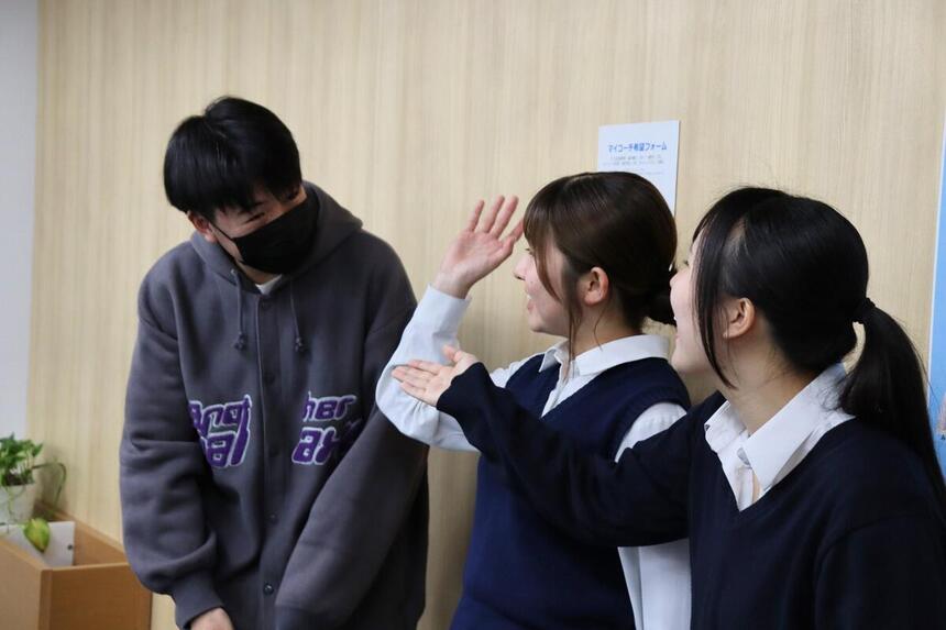 みらいの架け橋レッスン®（おおぞら高崎サポーター）で、先輩生徒たちが集まり、「新入生歓迎会」に向けて笑顔で予行練習をしている様子