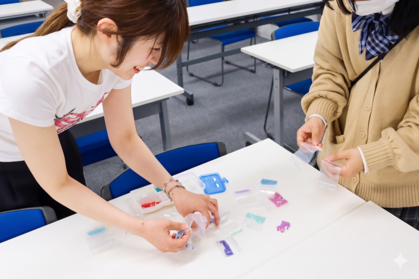 みらいの架け橋レッスン®で高崎キャンパスの生徒がトレカケースづくりをしている様子