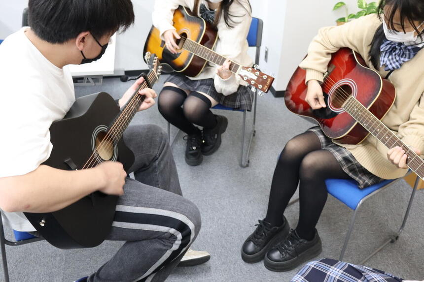 みらいの架け橋レッスン®で高崎キャンパスの生徒がみんなでギターを演奏して音を合わせている様子。
